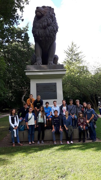 Teilnehmer der Sommerschule vor dem „Idstedt-Löwen“ in Flensburg